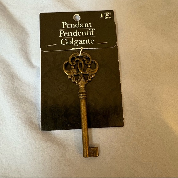 Skeleton key Pendant - Picture 1 of 3